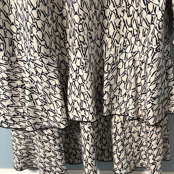 Modern style cream and black dress - Picture 4 of 6